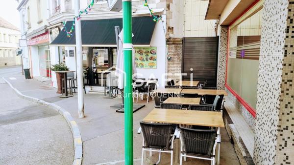 Local commercial contenant un bar, brasserie avec sa belle terrasse ensoleillée en angle de rues très commerçantes