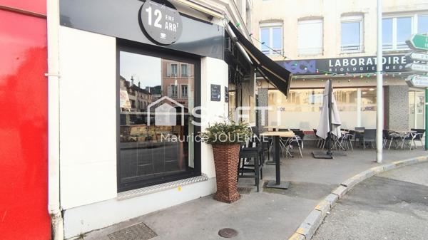 Local commercial contenant un bar, brasserie avec sa belle terrasse ensoleillée en angle de rues très commerçantes