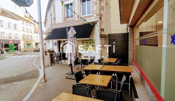 Local commercial contenant un bar, brasserie avec sa belle terrasse ensoleillée en angle de rues très commerçantes