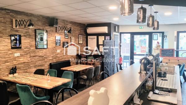 Local commercial contenant un bar, brasserie avec sa belle terrasse ensoleillée en angle de rues très commerçantes