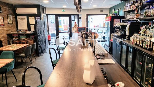 Local commercial contenant un bar, brasserie avec sa belle terrasse ensoleillée en angle de rues très commerçantes