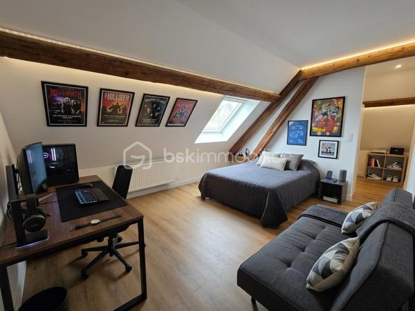 Investissez au NEUBOURG !

A 5 min à pied de la rue de la République,
Un morceau d'histoire entièrement rénovée, entre le coeur de ville et la nature, à 5 min à pied des écoles, des commerces, de la mairie et avec une vue dégagée sur les champs et les chevaux ! Bienvenue dans cette longère EXCEPTIONNELLE de 330m² habitable édifiée en 1870 sans travaux avec un DPE B sur sa parcelle de 799m². A 1h de Deauville !

LES ATOUTS DU BIEN
• Pièce de vie 85m²
• On vit de plain pied
• Isolation neuve avec chauffage pompe à chaleur
• Vue incroyable, coucher de soleil sur la terrasse, chevaux
• Cadre de vie hors normes
• Volumes RARES
• Possibilité de stationner 10 véhicules
• Aucun travaux à prévoir
• Surface utile 350m²
• Terrasse SUD OUEST 155m²
• Non mitoyen
• Au calme

AGENCEMENT
Au rez-de-chaussée
• Entrée cathédrale avec placard (HSP 3,10m)
• Salle à manger
• Cuisine aménagée Mobalpa
• Arrière cuisine avec cellier et chaufferie
• Salon
• Suite parentale (13,5m²) avec dressing (6m²) et salle de bains avec WC (8m²)
• Chambre avec dressing (13m²)
• Bureau (11m²)
• WC avec lave-main
• Buanderie
• Garage (20m²)
• Cave

A l'étage
• Salle de jeux (52m²)
• Salle TV (10m²)
• 4 chambres avec placard ou dressing (15/16/24/26m²)
• Salle d'eau avec WC (6m²)
• Salle de bains (7,5m²)
• WC

INFORMATIONS TECHNIQUES
• Double vitrage ALU
• Volets roulant électrique
• Chauffage pompe à chaleur
• Isolation intérieure complète

INFORMATIONS FINANCIERES
• DPE B excellent score
• Taxe foncière 3550 €

UN BIEN D'EXCEPTION dans une ville agréable et en essor !

Une visite s'impose !

Ludovic MOREL
Votre Partenaire Immobilier
Depuis 2010

•••