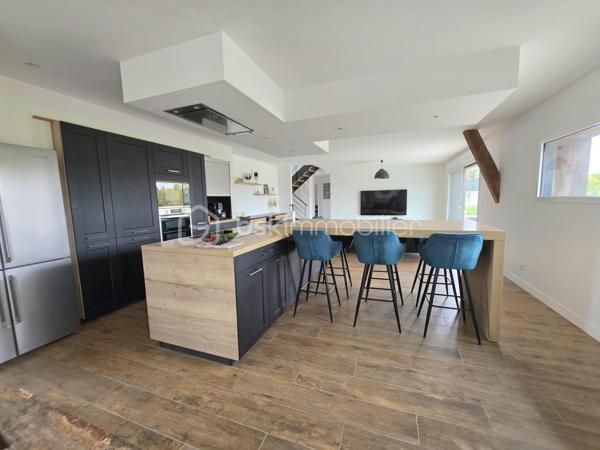 Investissez au NEUBOURG !

A 5 min à pied de la rue de la République,
Un morceau d'histoire entièrement rénovée, entre le coeur de ville et la nature, à 5 min à pied des écoles, des commerces, de la mairie et avec une vue dégagée sur les champs et les chevaux ! Bienvenue dans cette longère EXCEPTIONNELLE de 330m² habitable édifiée en 1870 sans travaux avec un DPE B sur sa parcelle de 799m². A 1h de Deauville !

LES ATOUTS DU BIEN
• Pièce de vie 85m²
• On vit de plain pied
• Isolation neuve avec chauffage pompe à chaleur
• Vue incroyable, coucher de soleil sur la terrasse, chevaux
• Cadre de vie hors normes
• Volumes RARES
• Possibilité de stationner 10 véhicules
• Aucun travaux à prévoir
• Surface utile 350m²
• Terrasse SUD OUEST 155m²
• Non mitoyen
• Au calme

AGENCEMENT
Au rez-de-chaussée
• Entrée cathédrale avec placard (HSP 3,10m)
• Salle à manger
• Cuisine aménagée Mobalpa
• Arrière cuisine avec cellier et chaufferie
• Salon
• Suite parentale (13,5m²) avec dressing (6m²) et salle de bains avec WC (8m²)
• Chambre avec dressing (13m²)
• Bureau (11m²)
• WC avec lave-main
• Buanderie
• Garage (20m²)
• Cave

A l'étage
• Salle de jeux (52m²)
• Salle TV (10m²)
• 4 chambres avec placard ou dressing (15/16/24/26m²)
• Salle d'eau avec WC (6m²)
• Salle de bains (7,5m²)
• WC

INFORMATIONS TECHNIQUES
• Double vitrage ALU
• Volets roulant électrique
• Chauffage pompe à chaleur
• Isolation intérieure complète

INFORMATIONS FINANCIERES
• DPE B excellent score
• Taxe foncière 3550 €

UN BIEN D'EXCEPTION dans une ville agréable et en essor !

Une visite s'impose !

Ludovic MOREL
Votre Partenaire Immobilier
Depuis 2010

•••