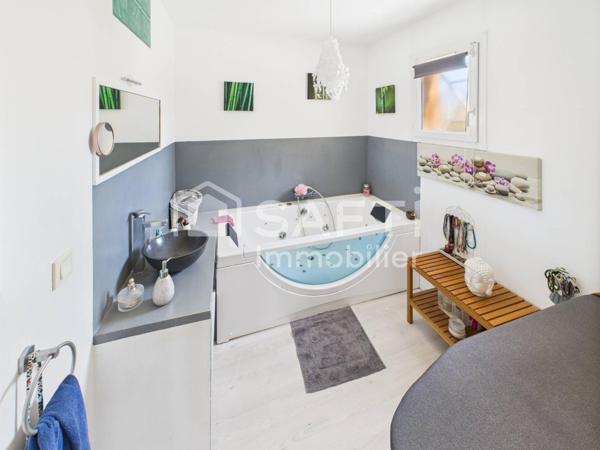 Très belle maison de plain-pied, 3 chambres et un bureau.