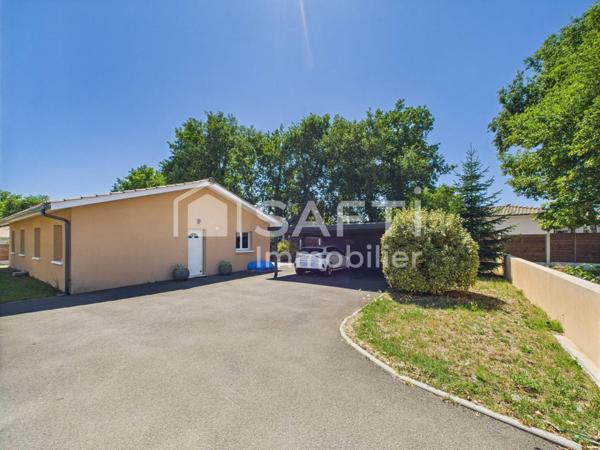 Très belle maison de plain-pied, 3 chambres et un bureau.