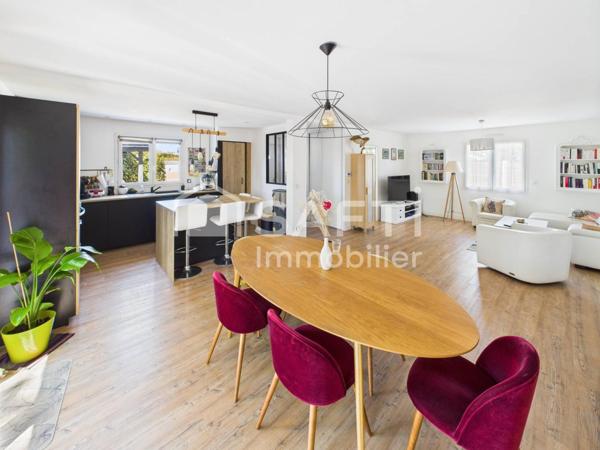 Très belle maison de plain-pied, 3 chambres et un bureau.