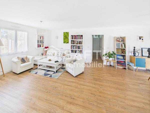 Très belle maison de plain-pied, 3 chambres et un bureau.