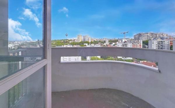 DEUX PIECES AVEC BALCON + CAVE + PARKING