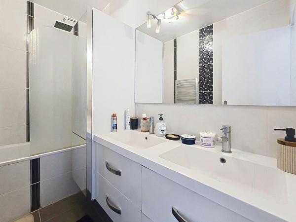 DEUX PIECES AVEC BALCON + CAVE + PARKING