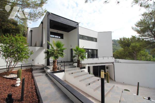 Villa d'architecte de 310m2 habitables (+ piscine intérieure + sous-sol + extérieurs) à Aubagne