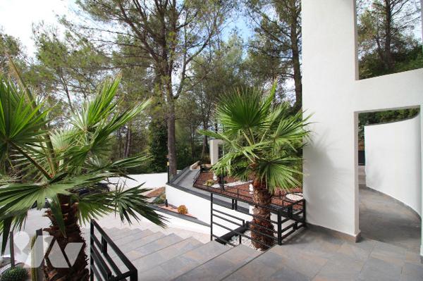 Villa d'architecte de 310m2 habitables (+ piscine intérieure + sous-sol + extérieurs) à Aubagne