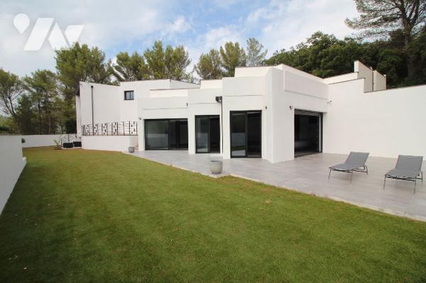 Villa d'architecte de 310m2 habitables (+ piscine intérieure + sous-sol + extérieurs) à Aubagne