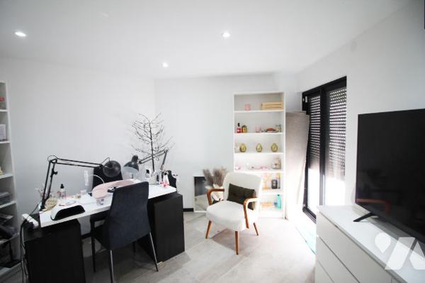 Villa d'architecte de 310m2 habitables (+ piscine intérieure + sous-sol + extérieurs) à Aubagne
