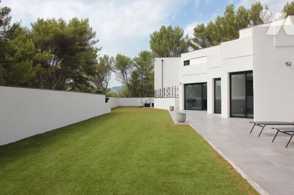 Villa d'architecte de 310m2 habitables (+ piscine intérieure + sous-sol + extérieurs) à Aubagne