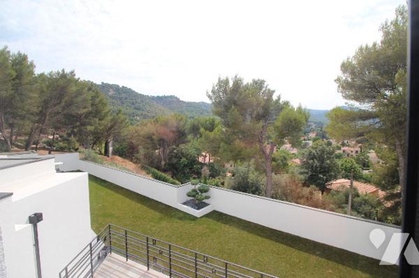 Villa d'architecte de 310m2 habitables (+ piscine intérieure + sous-sol + extérieurs) à Aubagne