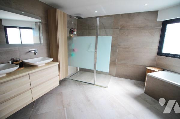 Villa d'architecte de 310m2 habitables (+ piscine intérieure + sous-sol + extérieurs) à Aubagne