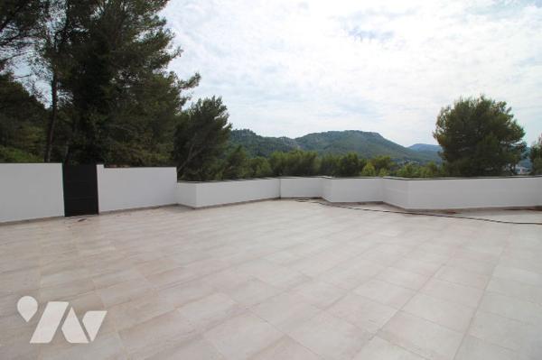 Villa d'architecte de 310m2 habitables (+ piscine intérieure + sous-sol + extérieurs) à Aubagne
