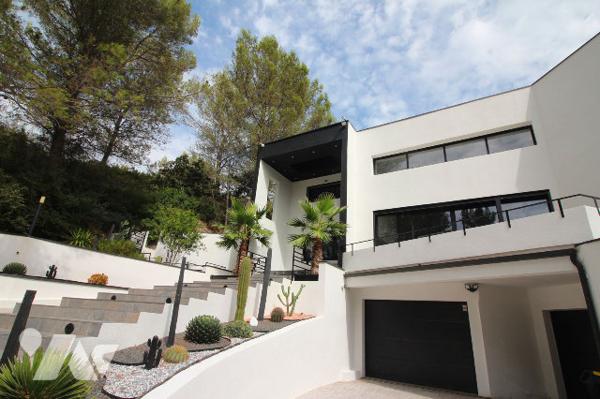 Villa d'architecte de 310m2 habitables (+ piscine intérieure + sous-sol + extérieurs) à Aubagne