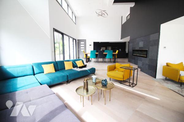 Villa d'architecte de 310m2 habitables (+ piscine intérieure + sous-sol + extérieurs) à Aubagne