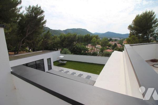 Villa d'architecte de 310m2 habitables (+ piscine intérieure + sous-sol + extérieurs) à Aubagne