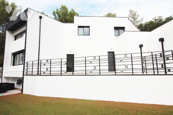 Villa d'architecte de 310m2 habitables (+ piscine intérieure + sous-sol + extérieurs) à Aubagne