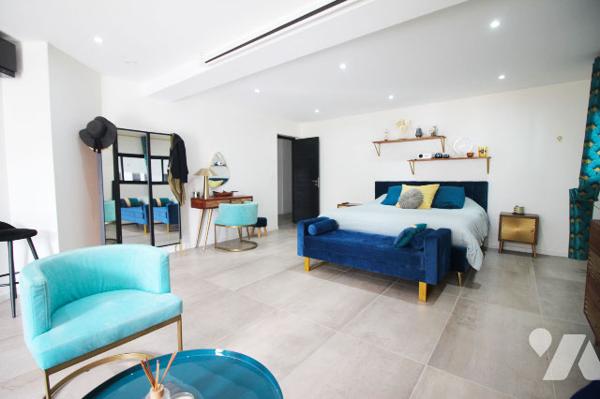 Villa d'architecte de 310m2 habitables (+ piscine intérieure + sous-sol + extérieurs) à Aubagne