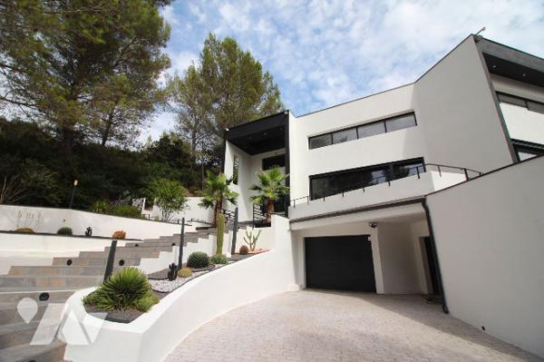 Villa d'architecte de 310m2 habitables (+ piscine intérieure + sous-sol + extérieurs) à Aubagne