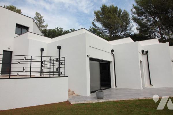 Villa d'architecte de 310m2 habitables (+ piscine intérieure + sous-sol + extérieurs) à Aubagne