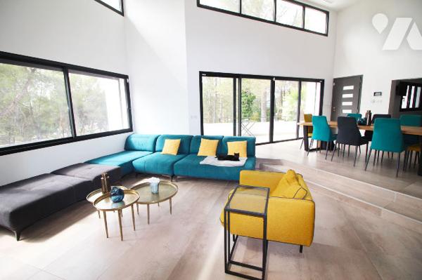 Villa d'architecte de 310m2 habitables (+ piscine intérieure + sous-sol + extérieurs) à Aubagne