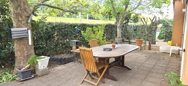 Villa T4 de 93 m2 avec annexes et piscine sur 2229 m2 de terrain.