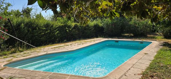 Villa T4 de 93 m2 avec annexes et piscine sur 2229 m2 de terrain.