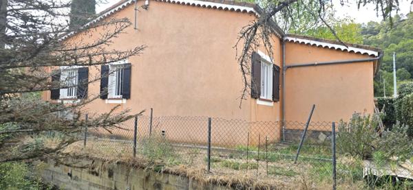 Villa T4 de 93 m2 avec annexes et piscine sur 2229 m2 de terrain.