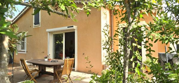 Villa T4 de 93 m2 avec annexes et piscine sur 2229 m2 de terrain.