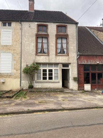 Maison de campagne de 150 m2 habitable avec terrain attenant et clos à 20 minutes de l'A5 et 2h30 de Paris !