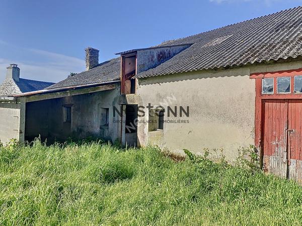 Terrain constructible avec bâtisse en pierre à vendre à 450 m du bourg de Muzillac