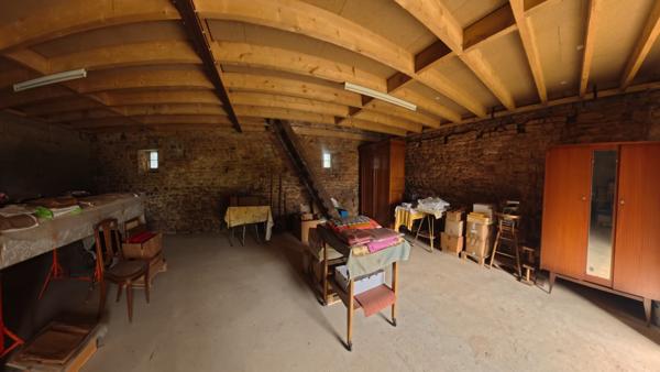 Bâtisse en pierre à fort potentiel avec renovation