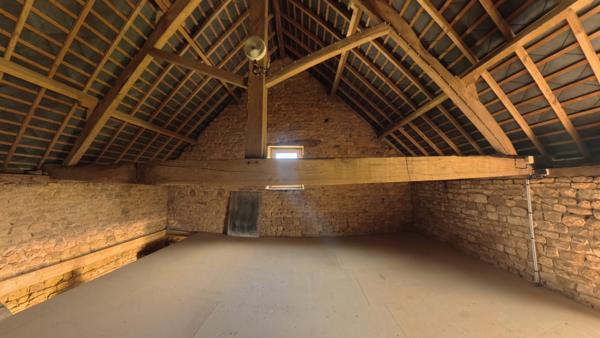 Bâtisse en pierre à fort potentiel avec renovation