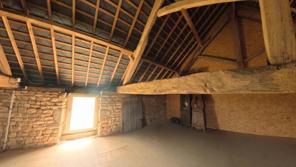Bâtisse en pierre à fort potentiel avec renovation