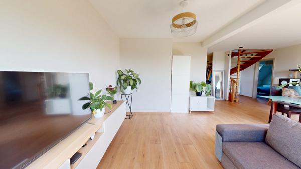 Duplex 3 chambres – Terrasse et beaux volumes