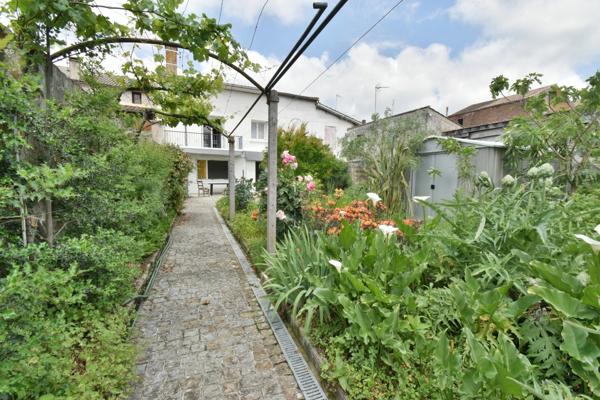 SAINTE LIVRADE SUR LOT (47) Maison de village pleine de charme au cœur de Sainte-Livrade-sur-Lot 4 pièces