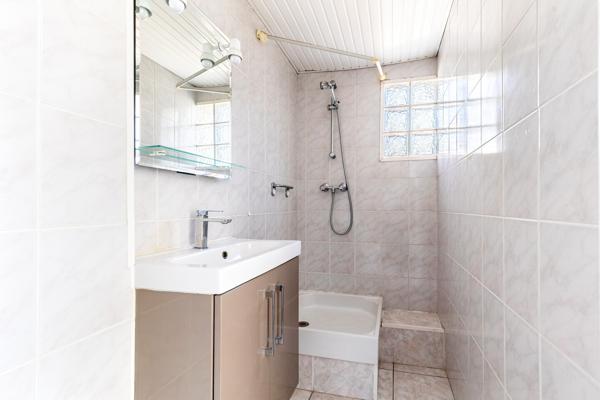 Échoppe en pierre avec jardin sans vis-à-vis et garage - 158 m2 au sol