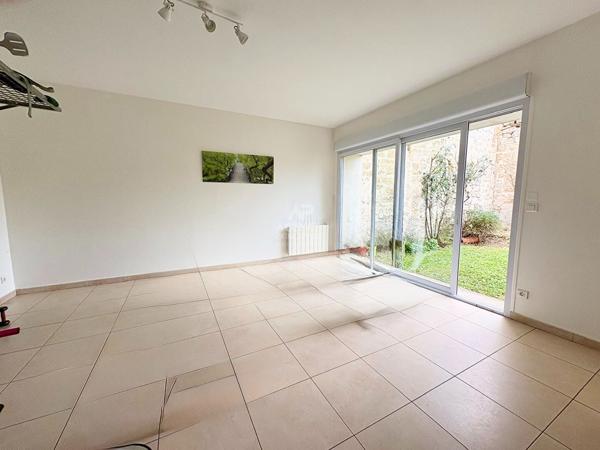 Immeuble 8 pièces à vendre à Neuville-sur-Oise - Réf 8385 440 000 € **  - Référence  8388
