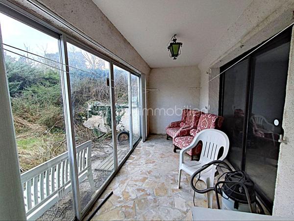 Maison 6 pièces de 227 m² sur 2 niveaux – Secteur Bellevue/Lapeyrière
🏡 Rare et coup de cœur assuré pour cette maison familiale! Que vous recherchiez une grande maison pour épanouir toute votre famille, ou une opportunité d'investissement rare, ce bien situé sur le secteur Bellevue/Lapeyrière mérite toute votre attention. À deux pas du centre-ville, des écoles et de toutes les commodités, cette maison de 227 m² habitables s'épanouit sur une parcelle généreuse d'environ 3 000 m² constructible, au sein d'un des derniers quartier résidentiel calme de Saint Jean.

🔹 niveau supérieur lumineux et chaleureux (env. 125 m²)
Vous y découvrirez une cuisine indépendante, trois chambres — dont deux 12 m² environ et une spacieuse chambre 20 m² environ — un WC indépendant, ainsi qu'un vaste séjour d'environ 45 m² et ouvert sur une grande terrasse, véritable invitation à profiter des beaux jours.
🔹 niveau inférieur aux multiples facettes (env. 102 m²)
Ce niveau révèle un séjour d'environ 31 m², une grande cuisine, une pièce de 44 m² environ avec salle d'eau, WC et véranda baignée de lumière grâce à sa large baie vitrée.  Un double garage attenant complète cet espace, pouvant aisément se transformer en atelier. Plusieurs possibilités d'aménagement s'offrent à vous sur cet espace.

🔧 Informations techniques
Maison construite en 1980 — DPE : D. Quelques travaux sont à prévoir (menuiseries, isolation des combles si non aménagés), pour faire de ce bien un cocon à votre image.
L'ensemble du niveau supérieur est chauffé et climatisé, par un système de ventilation dit gainable, installé directement dans le plafond et grenier.
Système d'assainissement autonome individuel non conforme.

🌳 Extérieurs et fort potentiel
La propriété offre de nombreuses places de stationnement sur les deux niveaux, un espace piscinable, et un terrain de plus de 800 m², potentiellement divisible — jardin, détente ou aménagements futurs, tout est possible.

💡 Un potentiel qui parle de lui-même : parfaite pour une grande famille en quête d'espace, cette maison séduira tout autant les investisseurs avisés souhaitant créer deux logements locatifs distincts.