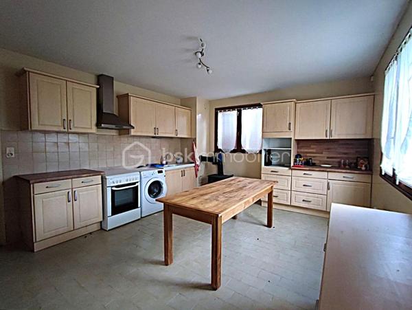 Maison 6 pièces de 227 m² sur 2 niveaux – Secteur Bellevue/Lapeyrière
🏡 Rare et coup de cœur assuré pour cette maison familiale! Que vous recherchiez une grande maison pour épanouir toute votre famille, ou une opportunité d'investissement rare, ce bien situé sur le secteur Bellevue/Lapeyrière mérite toute votre attention. À deux pas du centre-ville, des écoles et de toutes les commodités, cette maison de 227 m² habitables s'épanouit sur une parcelle généreuse d'environ 3 000 m² constructible, au sein d'un des derniers quartier résidentiel calme de Saint Jean.

🔹 niveau supérieur lumineux et chaleureux (env. 125 m²)
Vous y découvrirez une cuisine indépendante, trois chambres — dont deux 12 m² environ et une spacieuse chambre 20 m² environ — un WC indépendant, ainsi qu'un vaste séjour d'environ 45 m² et ouvert sur une grande terrasse, véritable invitation à profiter des beaux jours.
🔹 niveau inférieur aux multiples facettes (env. 102 m²)
Ce niveau révèle un séjour d'environ 31 m², une grande cuisine, une pièce de 44 m² environ avec salle d'eau, WC et véranda baignée de lumière grâce à sa large baie vitrée.  Un double garage attenant complète cet espace, pouvant aisément se transformer en atelier. Plusieurs possibilités d'aménagement s'offrent à vous sur cet espace.

🔧 Informations techniques
Maison construite en 1980 — DPE : D. Quelques travaux sont à prévoir (menuiseries, isolation des combles si non aménagés), pour faire de ce bien un cocon à votre image.
L'ensemble du niveau supérieur est chauffé et climatisé, par un système de ventilation dit gainable, installé directement dans le plafond et grenier.
Système d'assainissement autonome individuel non conforme.

🌳 Extérieurs et fort potentiel
La propriété offre de nombreuses places de stationnement sur les deux niveaux, un espace piscinable, et un terrain de plus de 800 m², potentiellement divisible — jardin, détente ou aménagements futurs, tout est possible.

💡 Un potentiel qui parle de lui-même : parfaite pour une grande famille en quête d'espace, cette maison séduira tout autant les investisseurs avisés souhaitant créer deux logements locatifs distincts.