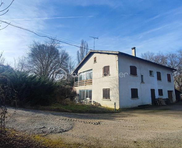 Maison 6 pièces de 227 m² sur 2 niveaux – Secteur Bellevue/Lapeyrière
🏡 Rare et coup de cœur assuré pour cette maison familiale! Que vous recherchiez une grande maison pour épanouir toute votre famille, ou une opportunité d'investissement rare, ce bien situé sur le secteur Bellevue/Lapeyrière mérite toute votre attention. À deux pas du centre-ville, des écoles et de toutes les commodités, cette maison de 227 m² habitables s'épanouit sur une parcelle généreuse d'environ 3 000 m² constructible, au sein d'un des derniers quartier résidentiel calme de Saint Jean.

🔹 niveau supérieur lumineux et chaleureux (env. 125 m²)
Vous y découvrirez une cuisine indépendante, trois chambres — dont deux 12 m² environ et une spacieuse chambre 20 m² environ — un WC indépendant, ainsi qu'un vaste séjour d'environ 45 m² et ouvert sur une grande terrasse, véritable invitation à profiter des beaux jours.
🔹 niveau inférieur aux multiples facettes (env. 102 m²)
Ce niveau révèle un séjour d'environ 31 m², une grande cuisine, une pièce de 44 m² environ avec salle d'eau, WC et véranda baignée de lumière grâce à sa large baie vitrée.  Un double garage attenant complète cet espace, pouvant aisément se transformer en atelier. Plusieurs possibilités d'aménagement s'offrent à vous sur cet espace.

🔧 Informations techniques
Maison construite en 1980 — DPE : D. Quelques travaux sont à prévoir (menuiseries, isolation des combles si non aménagés), pour faire de ce bien un cocon à votre image.
L'ensemble du niveau supérieur est chauffé et climatisé, par un système de ventilation dit gainable, installé directement dans le plafond et grenier.
Système d'assainissement autonome individuel non conforme.

🌳 Extérieurs et fort potentiel
La propriété offre de nombreuses places de stationnement sur les deux niveaux, un espace piscinable, et un terrain de plus de 800 m², potentiellement divisible — jardin, détente ou aménagements futurs, tout est possible.

💡 Un potentiel qui parle de lui-même : parfaite pour une grande famille en quête d'espace, cette maison séduira tout autant les investisseurs avisés souhaitant créer deux logements locatifs distincts.
