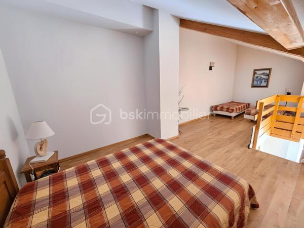 Dès l'entrée, vous découvrez un COIN NUIT AVEC 2 LITS SUPERPOSES, un placard, une salle de bains ainsi que des WC séparés.

Vous accédez ensuite à une BELLE PIECE DE VIE LUMINEUSE, idéale pour partager des moments conviviaux. Celle-ci s'ouvre sur une agréable TERRASSE offrant une VUE DEGAGEE parfaite pour profiter des beaux jours.

À l'étage, 2 ESPACS NUIT avec lits doubles

Les plus de ce bien :
* Appartement en duplex en dernier étage, lumineux et parfaitement agencé.
* Trois espaces nuit, idéal pour accueillir famille et amis.
* Dernier étage avec Terrasse au calme
* CASIER A SKIS INCLUS.
* PISCINE EXTERIEURE de la résidence, ouverte durant la saison estivale.
* GRAND PARKING collectif sécurisé, FERME PAR UNE BARRIERE, facilitant le stationnement des résidents et de leurs visiteurs.
* Résidence bien entretenue.

Un appartement idéal en résidence secondaire ou pour un investissement locatif, permettant de profiter de la montagne en toutes saisons.

LES CHARGES COMPRENNENT L'EAU ET L'ÉLECTRICITÉ
Taxe foncière : 815 €
