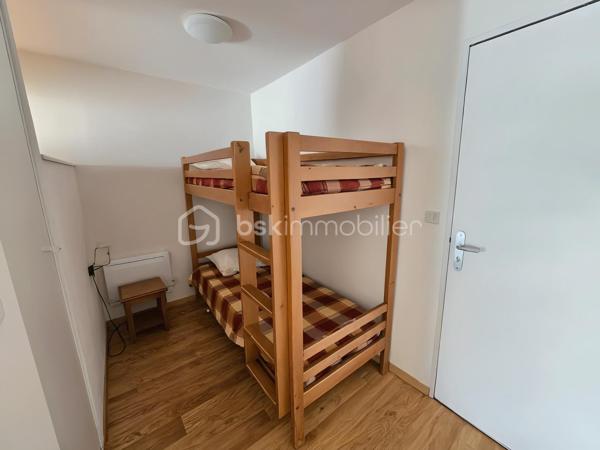 Dès l'entrée, vous découvrez un COIN NUIT AVEC 2 LITS SUPERPOSES, un placard, une salle de bains ainsi que des WC séparés.

Vous accédez ensuite à une BELLE PIECE DE VIE LUMINEUSE, idéale pour partager des moments conviviaux. Celle-ci s'ouvre sur une agréable TERRASSE offrant une VUE DEGAGEE parfaite pour profiter des beaux jours.

À l'étage, 2 ESPACS NUIT avec lits doubles

Les plus de ce bien :
* Appartement en duplex en dernier étage, lumineux et parfaitement agencé.
* Trois espaces nuit, idéal pour accueillir famille et amis.
* Dernier étage avec Terrasse au calme
* CASIER A SKIS INCLUS.
* PISCINE EXTERIEURE de la résidence, ouverte durant la saison estivale.
* GRAND PARKING collectif sécurisé, FERME PAR UNE BARRIERE, facilitant le stationnement des résidents et de leurs visiteurs.
* Résidence bien entretenue.

Un appartement idéal en résidence secondaire ou pour un investissement locatif, permettant de profiter de la montagne en toutes saisons.

LES CHARGES COMPRENNENT L'EAU ET L'ÉLECTRICITÉ
Taxe foncière : 815 €