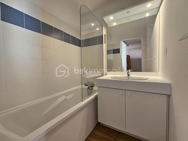 Dès l'entrée, vous découvrez un COIN NUIT AVEC 2 LITS SUPERPOSES, un placard, une salle de bains ainsi que des WC séparés.

Vous accédez ensuite à une BELLE PIECE DE VIE LUMINEUSE, idéale pour partager des moments conviviaux. Celle-ci s'ouvre sur une agréable TERRASSE offrant une VUE DEGAGEE parfaite pour profiter des beaux jours.

À l'étage, 2 ESPACS NUIT avec lits doubles

Les plus de ce bien :
* Appartement en duplex en dernier étage, lumineux et parfaitement agencé.
* Trois espaces nuit, idéal pour accueillir famille et amis.
* Dernier étage avec Terrasse au calme
* CASIER A SKIS INCLUS.
* PISCINE EXTERIEURE de la résidence, ouverte durant la saison estivale.
* GRAND PARKING collectif sécurisé, FERME PAR UNE BARRIERE, facilitant le stationnement des résidents et de leurs visiteurs.
* Résidence bien entretenue.

Un appartement idéal en résidence secondaire ou pour un investissement locatif, permettant de profiter de la montagne en toutes saisons.

LES CHARGES COMPRENNENT L'EAU ET L'ÉLECTRICITÉ
Taxe foncière : 815 €