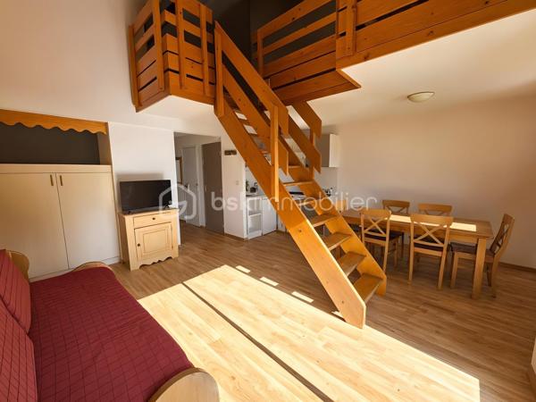 Dès l'entrée, vous découvrez un COIN NUIT AVEC 2 LITS SUPERPOSES, un placard, une salle de bains ainsi que des WC séparés.

Vous accédez ensuite à une BELLE PIECE DE VIE LUMINEUSE, idéale pour partager des moments conviviaux. Celle-ci s'ouvre sur une agréable TERRASSE offrant une VUE DEGAGEE parfaite pour profiter des beaux jours.

À l'étage, 2 ESPACS NUIT avec lits doubles

Les plus de ce bien :
* Appartement en duplex en dernier étage, lumineux et parfaitement agencé.
* Trois espaces nuit, idéal pour accueillir famille et amis.
* Dernier étage avec Terrasse au calme
* CASIER A SKIS INCLUS.
* PISCINE EXTERIEURE de la résidence, ouverte durant la saison estivale.
* GRAND PARKING collectif sécurisé, FERME PAR UNE BARRIERE, facilitant le stationnement des résidents et de leurs visiteurs.
* Résidence bien entretenue.

Un appartement idéal en résidence secondaire ou pour un investissement locatif, permettant de profiter de la montagne en toutes saisons.

LES CHARGES COMPRENNENT L'EAU ET L'ÉLECTRICITÉ
Taxe foncière : 815 €