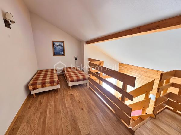 Dès l'entrée, vous découvrez un COIN NUIT AVEC 2 LITS SUPERPOSES, un placard, une salle de bains ainsi que des WC séparés.

Vous accédez ensuite à une BELLE PIECE DE VIE LUMINEUSE, idéale pour partager des moments conviviaux. Celle-ci s'ouvre sur une agréable TERRASSE offrant une VUE DEGAGEE parfaite pour profiter des beaux jours.

À l'étage, 2 ESPACS NUIT avec lits doubles

Les plus de ce bien :
* Appartement en duplex en dernier étage, lumineux et parfaitement agencé.
* Trois espaces nuit, idéal pour accueillir famille et amis.
* Dernier étage avec Terrasse au calme
* CASIER A SKIS INCLUS.
* PISCINE EXTERIEURE de la résidence, ouverte durant la saison estivale.
* GRAND PARKING collectif sécurisé, FERME PAR UNE BARRIERE, facilitant le stationnement des résidents et de leurs visiteurs.
* Résidence bien entretenue.

Un appartement idéal en résidence secondaire ou pour un investissement locatif, permettant de profiter de la montagne en toutes saisons.

LES CHARGES COMPRENNENT L'EAU ET L'ÉLECTRICITÉ
Taxe foncière : 815 €